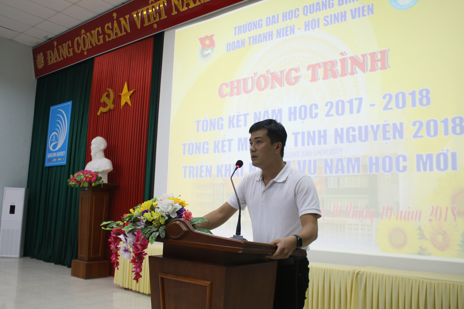 Đồng chí Trương Quang Hùng - Chủ tịch Hội sinh viên báo cáo tổng kết 